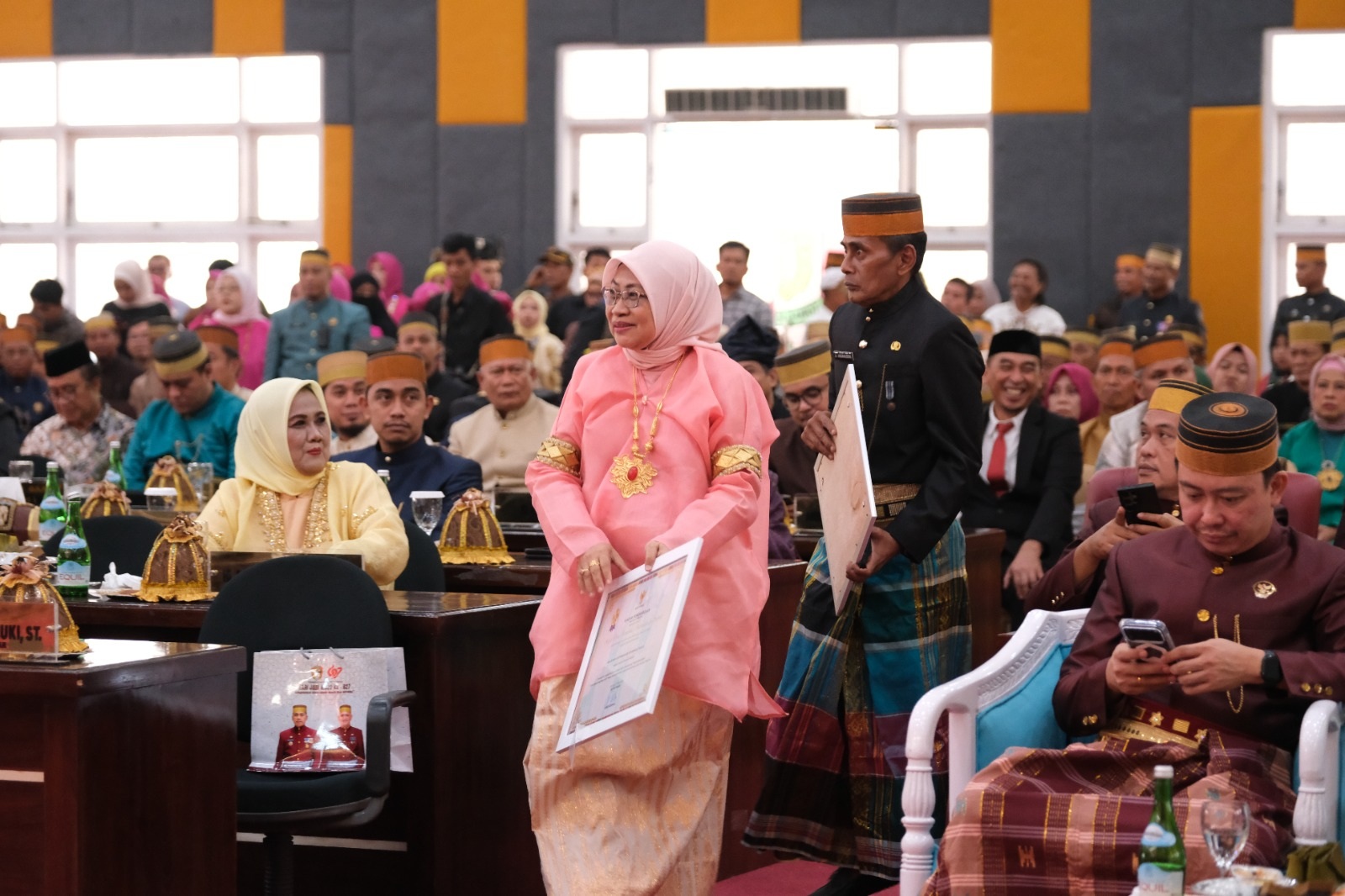 Bupati Andi Rosman Beri Penghargaan Kepala Diskominfotik Wajo, Disaksikan Gubernur dan Wakil Gubernu